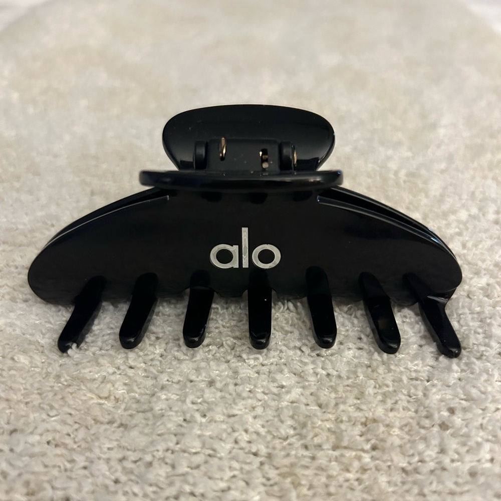 Alo Yoga 90’s Claw Clip – Black – Gently Used